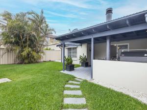 Ocean Palms 11 Prentice Place with a private pool外面的花园