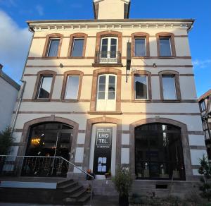 un edificio con un cartel en la parte delantera en L' Hôtel & Spa Ribeauville- Haut-Koenigsbourg en Ribeauvillé