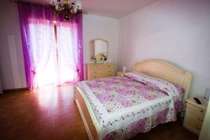 1 dormitorio con cama, tocador y espejo en Casa Vacanze San Lorenzo en Agerola