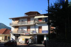 un gran edificio blanco con balcones en una calle en Casa Vacanze San Lorenzo en Agerola