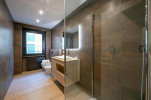 Koupelna v ubytování Boutique Apartments + 37 fotografií
