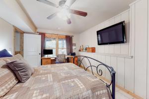 una camera con letto e TV a schermo piatto di The River House a Ellijay