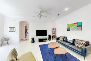 een woonkamer met een bank en een tv bij Pineapple Place in Fort Lauderdale