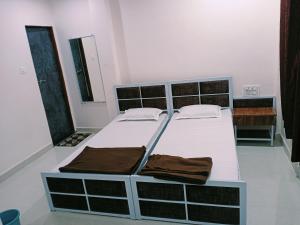 Postel nebo postele na pokoji v ubytování Anand P G hostel males only