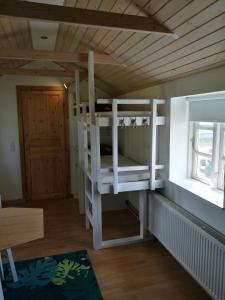 um quarto com 2 beliches e uma janela em Hærvejsly - Perfekt familiebase til oplevelse af Sydjylland em Give