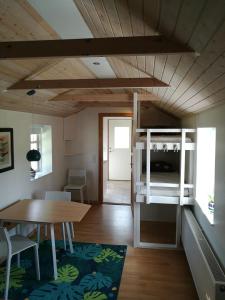 En eller flere køyesenger på et rom på Hærvejsly - Perfekt familiebase til oplevelse af Sydjylland