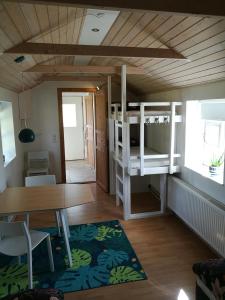 um quarto com beliches, uma mesa e uma sala de jantar em Hærvejsly - Perfekt familiebase til oplevelse af Sydjylland em Give