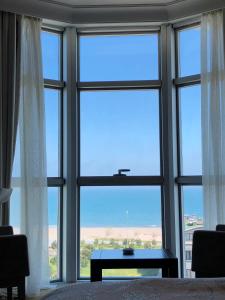 uma grande janela com vista para o oceano em Grand Amisos Hotel em Samsun