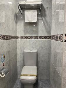 y baño con aseo blanco y ducha. en Hotel Costa Verde, en Gijón