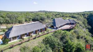 Vue aérienne d'une maison sur une colline dans l'établissement Outspan Safaris, à Komga