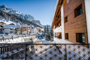 einen Blick vom Balkon eines Hotels mit schneebedeckten Bergen in der Unterkunft Appartamenti Residence Ada in St. Kassian