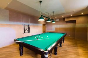 Biliár nebo kulečník v ubytování Koncha-Zaspa Spa Hotel