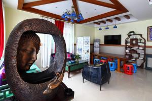 a living room with a statue of a head at Shenzhen Xichong beach Lanting Homestay in Dapengcheng