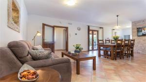 una sala de estar con un sofá y una mesa en Villa Elida by Villas Holiday, en Heki