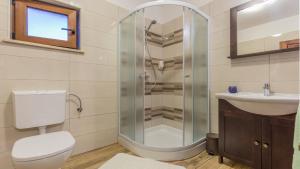 Un baño con ducha, inodoro y lavabo. en Villa Elida by Villas Holiday, en Heki 32 fotos más