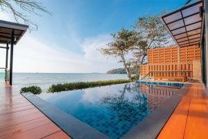 Poolen vid eller i närheten av Koh Sirey Beachfront Pool Villa