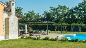 un patio trasero con piscina y cenador en Villa Elida by Villas Holiday, en Heki