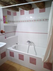 Ένα μπάνιο στο Apartamento Valdelinares,Casa la roca