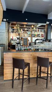 dos sillas sentadas en un bar en un restaurante en Hotel U Catagnu, en San-Nicolao