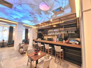 Lounge nebo bar v ubytování Sky Hotel Kraków