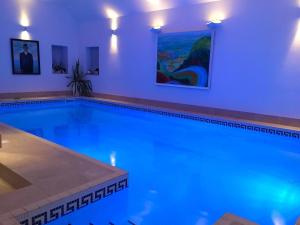 Peldbaseins naktsmītnē Luxury Accom with Pool Henbury Macclesfield vai tās tuvumā