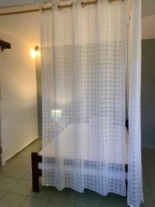 uma cortina branca numa mesa num quarto em Spacieux Appartement T1 bis Mamoudzou hyper centre em Mamoudzou