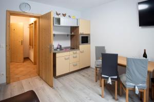 Virtuve vai virtuves zona naktsmītnē Apartmenthaus HAUS Gipfelglück Apartment DOCHSTOA