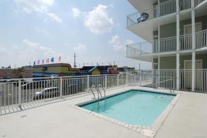 una piscina en el balcón de un hotel en Mahalo 402, en Ocean City