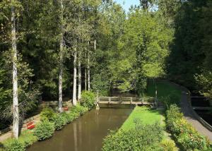 ein Fluss mit einer Brücke in der Mitte in der Unterkunft Heidsmühle in Manderscheid