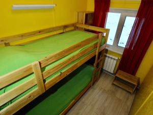 LumivaaraにあるAnnilahtiのベッドルーム1室(二段ベッド2台、窓付)が備わります。