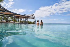 Bazén v ubytování LUX* Grand Baie Resort & Residences nebo v jeho okolí