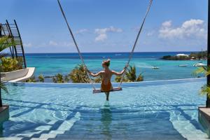 Bazén v ubytování LUX* Grand Baie Resort & Residences nebo v jeho okolí
