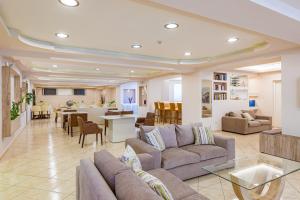 Gallery image of Hotel Varres in Zakynthos