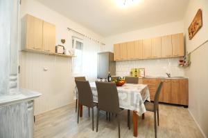 Kuchyň nebo kuchyňský kout v ubytování Holiday Home Bura