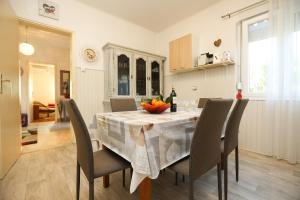 Kuchyň nebo kuchyňský kout v ubytování Holiday Home Bura