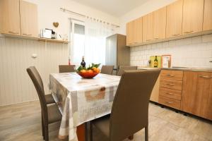 Kuchyň nebo kuchyňský kout v ubytování Holiday Home Bura