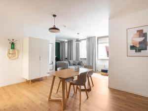 a kitchen and dining room with a table and chairs at limehome Aachen Vereinsstraße in Aachen