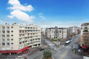 uma vista aérea de uma rua da cidade com edifícios em Hotel Gabriel Issy Paris em Issy-les-Moulineaux