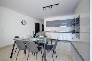 Kuchyň nebo kuchyňský kout v ubytování Chic 2BR Apartment, Ideal Location