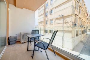 Balkón nebo terasa v ubytování Chic 2BR Apartment, Ideal Location