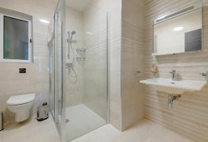 Koupelna v ubytování Chic 2BR Apartment, Ideal Location