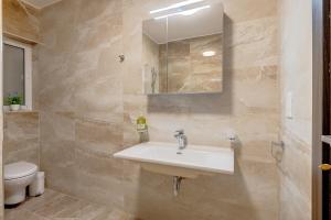 Koupelna v ubytování Chic 2BR Apartment, Ideal Location