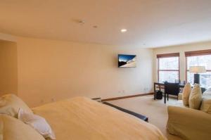 a bedroom with a bed and a couch at Northwoods Easy Ski In Ski Out Access in Vail