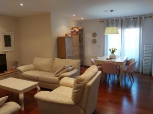 uma sala de estar com um sofá e uma mesa em Apartamentos Alcañiz, Deluxe em Alcañiz
