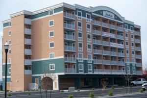 オーシャンシティにあるMakai 108の通りの正面に建つ大きなアパートメントビル