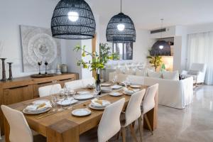 Posedenie v ubytovaní Helen Luxury Holiday House with Sea View