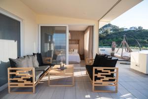 Posedenie v ubytovaní Helen Luxury Holiday House with Sea View