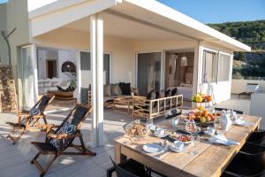 Balkón alebo terasa v ubytovaní Helen Luxury Holiday House with Sea View