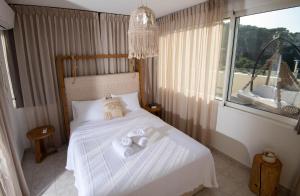Posteľ alebo postele v izbe v ubytovaní Helen Luxury Holiday House with Sea View