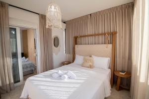 Posteľ alebo postele v izbe v ubytovaní Helen Luxury Holiday House with Sea View
